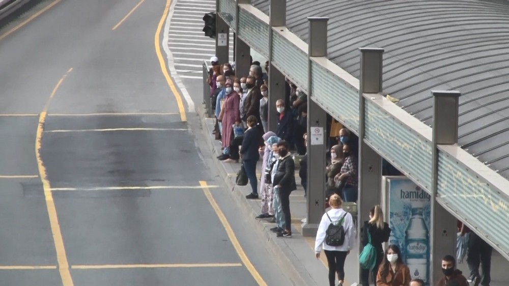 Normalleşmenin ilk sabahı metrobüs durağında insan yoğunluğu 