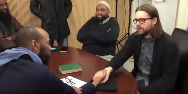 Norveçli ateist böyle Müslüman oldu!