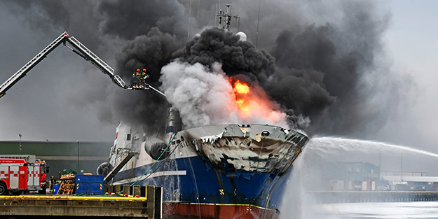 Norveç'te büyük felaket! 200 bin litre mazot yüklü Rus gemisi kül oldu