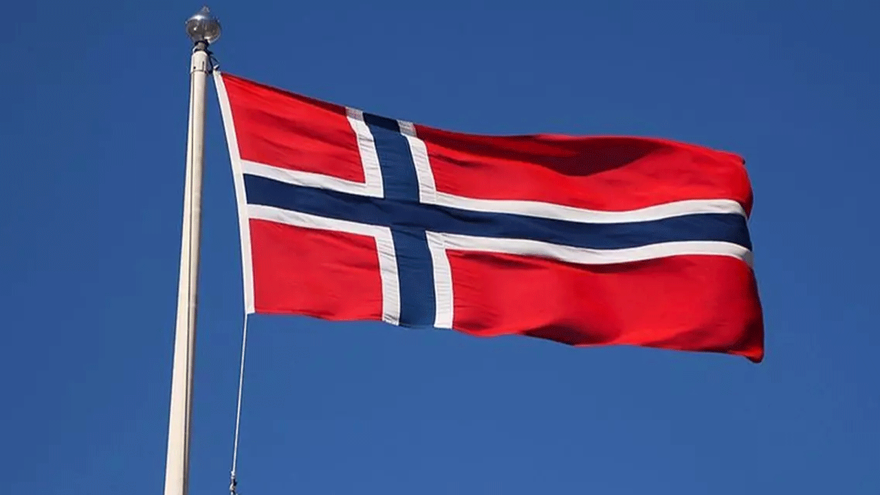 Norveç'te yolcu treni raydan çıktı