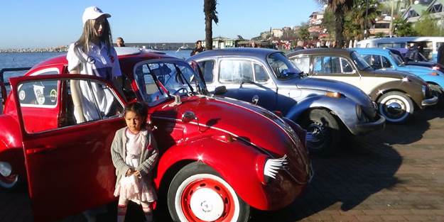 Nostalji tutkunları araçlarını sergiledi