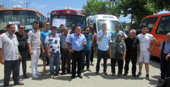 Nostaljik trene tepki gösteren minibüsçüler yol kapattı