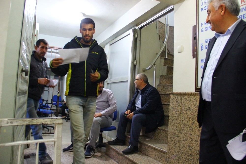 Noterler virüs nedeniyle nöbetleşe çalışınca, vatandaş saatlerce işlem sırası bekliyor 