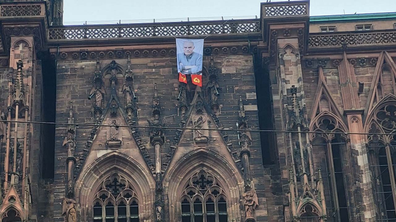 Fransa Notre-Dame Katedrali’ne PKK paçavrası ve Apo’nun posteri asıldı