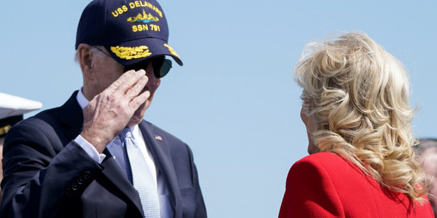 Nükleer denizaltısı açılışında yaptı! Dünya Biden'ın bu görüntülerini konuşuyor