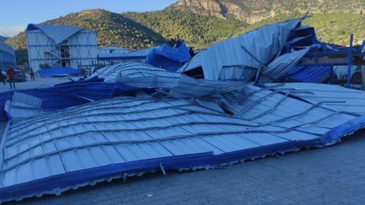 Nükleer santralde fırtınada çatılar uçtu: 1 işçi hayatını kaybetti Çok sayıda yaralı var!