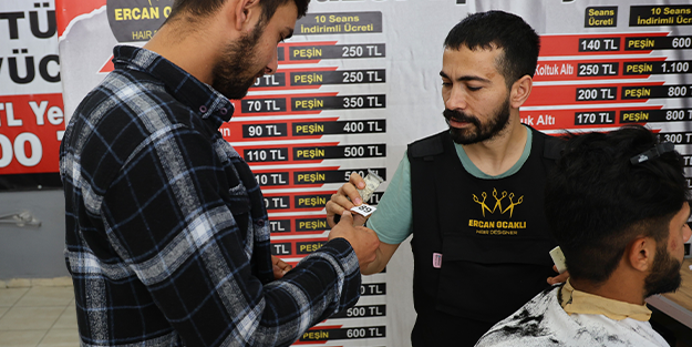 Numara alıyorlar: Banka sırası değil, berber kuyruğu!