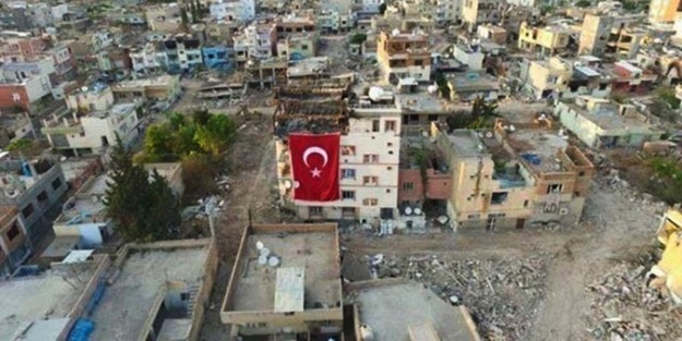 Nusaybin'de binalar Türk bayrakları ile süslendi