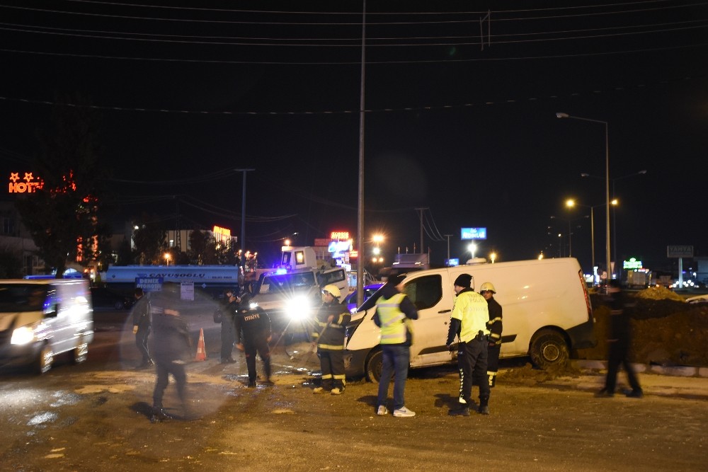 Nusaybin’de bankaya ait para yüklü minibüs kaza yaptı: 1 yaralı 