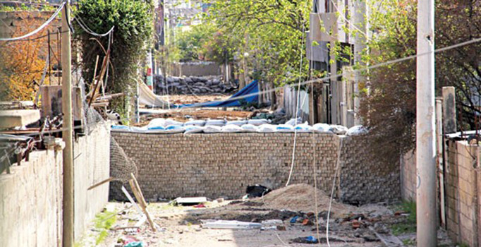 Nusaybin'de barikatlar duvarlar bomba dolu