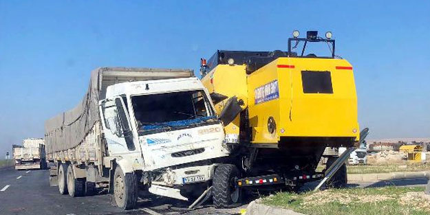 Nusaybin’de kamyon ile biçerdöver çarpıştı