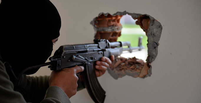 Nusaybin'de keskin nişancıların olduğu bölgeye operasyon