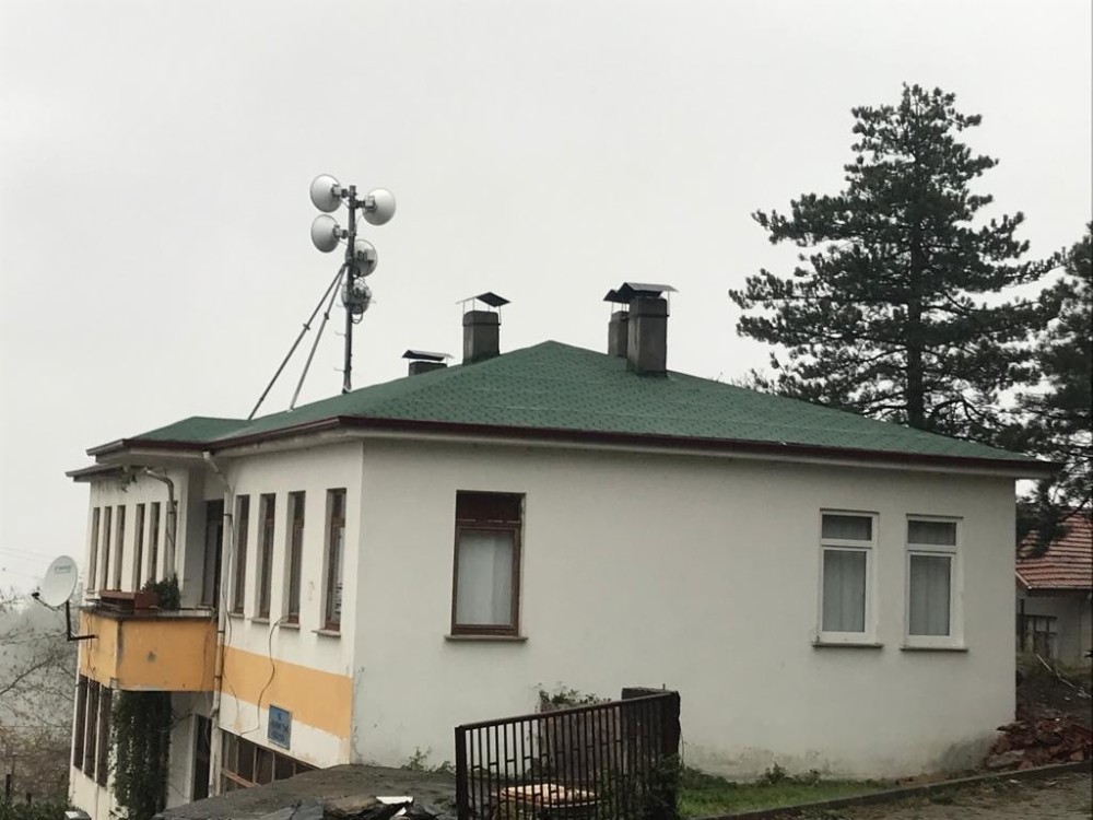 Nüzhetiye köy konağının çatısı onarıldı 