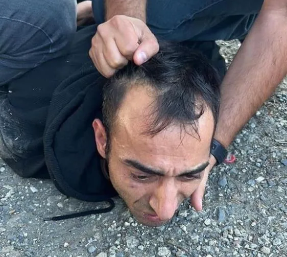 O alçak kıskıvrak yakalandı! Gördün mü dünyanın kaç bucak olduğunu?