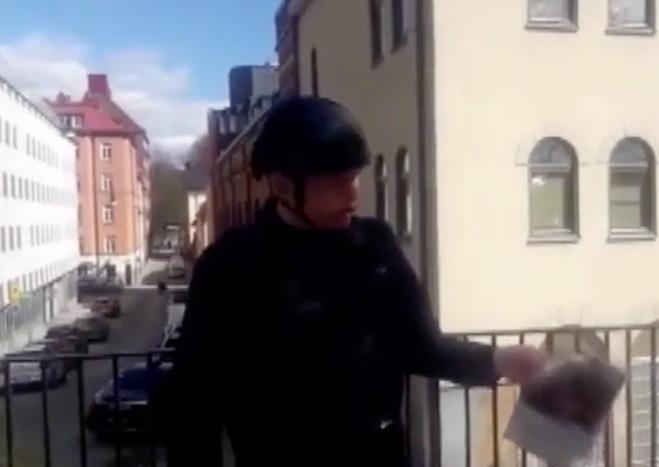 O alçak yine sahnede! Ellerin kırılsın şerefsiz pislik