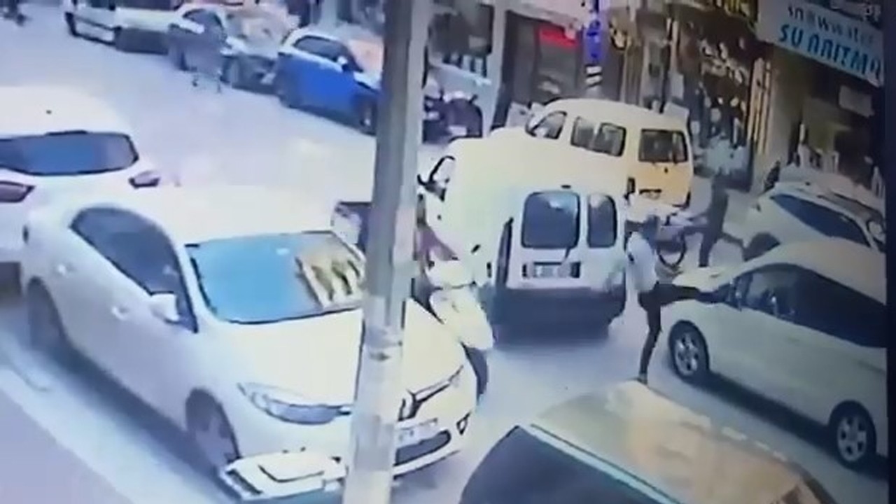 O anlar anbean kamerada! Şehir magandası kadın sürücüye dehşeti yaşattı