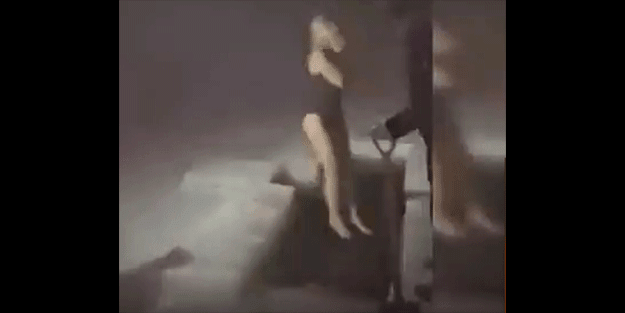 O anlar böyle görüntülendi Buz tutan nehre atlayan kadın kayboldu!