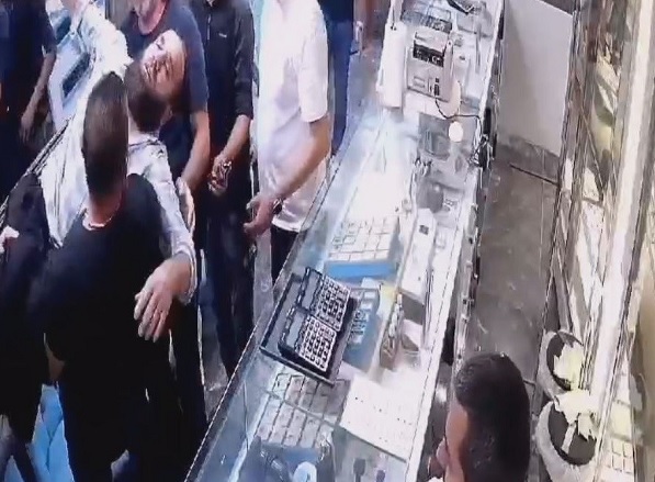 O anlar böyle kaydedildi! Arıyı kurtarırken az daha canından oluyordu