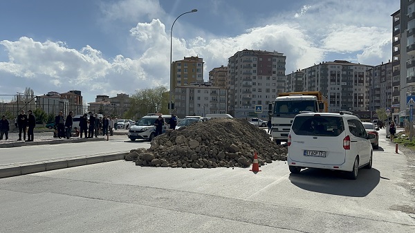 O anlar böyle kaydedildi! 'Arsa benim' dedi, yolu kapattı