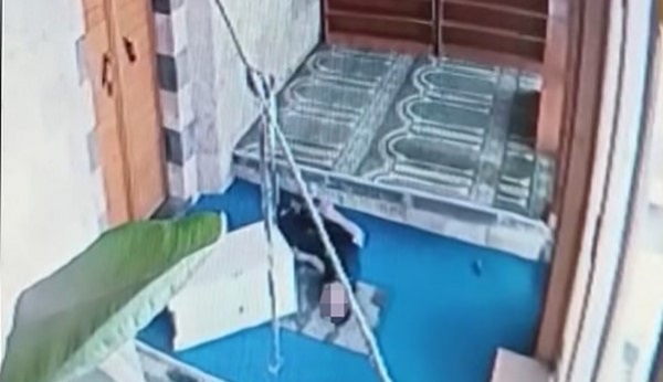 O anlar böyle kaydedildi! Çalmak istediği kasanın altında kaldı