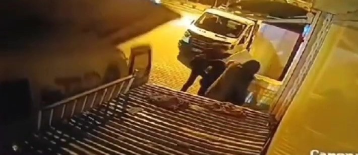 O anlar böyle kaydedildi! Fırtınada düşen çatının altında kalıyordu...