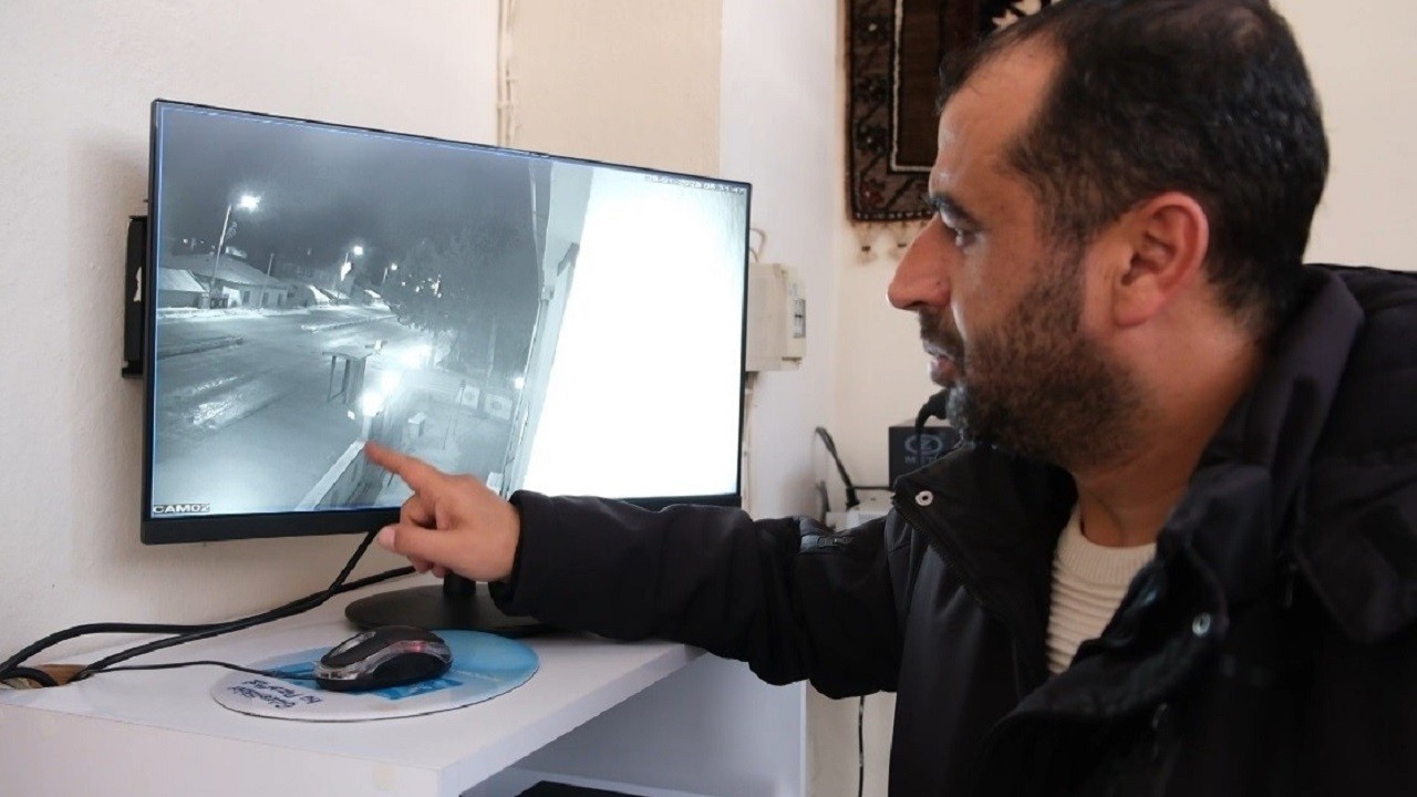 O anlar böyle kaydedildi! Müezzine namaza giderken kurtlar saldırdı