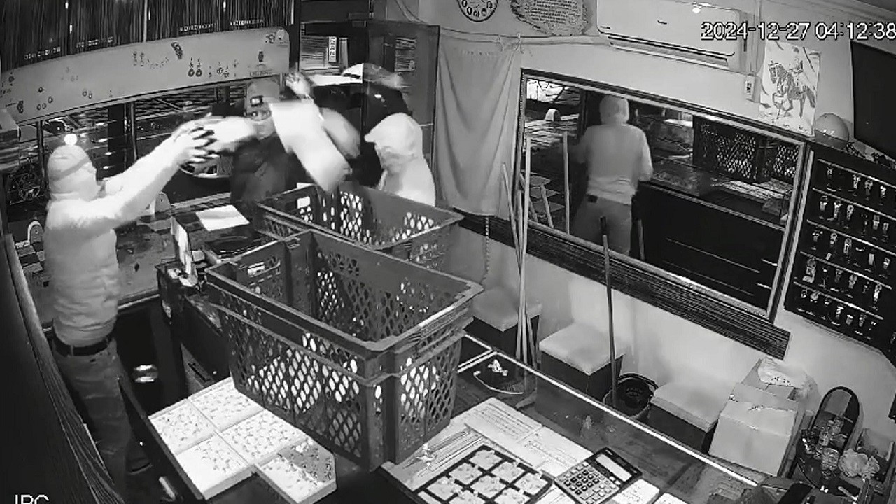 O anlar böyle kaydedildi! Plastik kasalarla 1 milyon liralık soygun