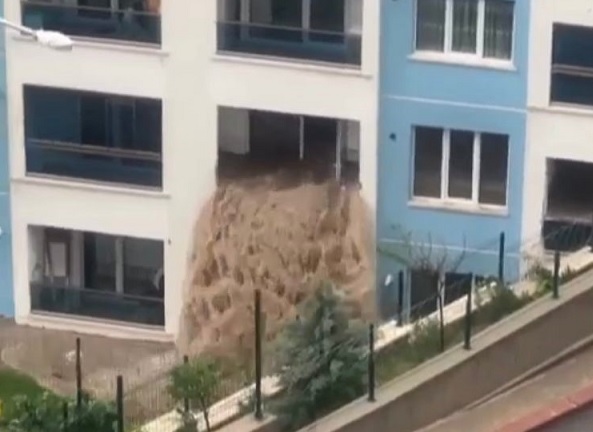 O anlar böyle kaydedildi! Su basan dairenin eşyaları dışarı taştı