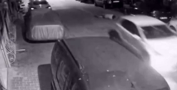 O anlar böyle kaydedildi! Süratle giden aracın içinden bir kişi sokağa atıldı