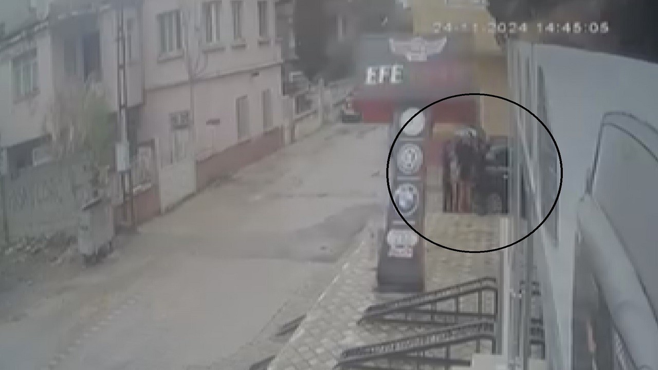 O anlar böyle kaydedildi! Tabela çocuğu teğet geçti