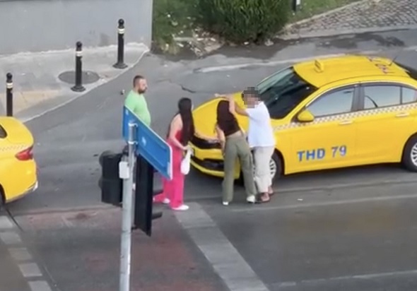 O anlar böyle kaydedildi! Taksici ve kadın müşteriler böyle kavga etti