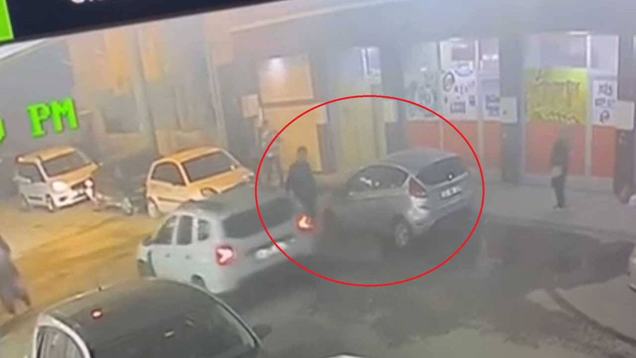 O anlar böyle kaydedildi! Tekmeyle dikiz aynasını parçaladı