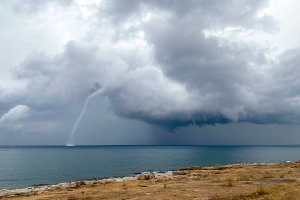 O anlar böyle kaydedildi! Van Gölü'nde h