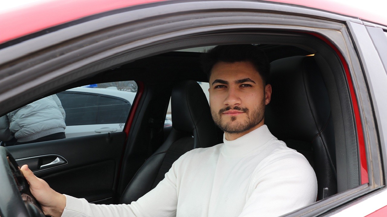 O anlar büyük ilgi gördü! Ehliyet sınavında heyecanını sure okuyarak yendi