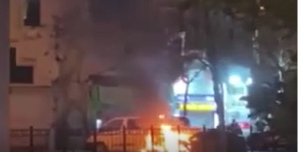 O anlar cep telefonu kamerasında! Beyoğlu’nda taksi alev alev yandı