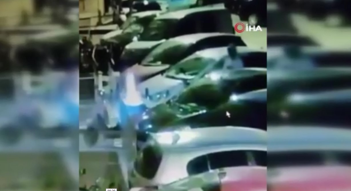 O anlar güvenlik kamerasına yansıdı! Park halindeki motosikleti ateşe verdi