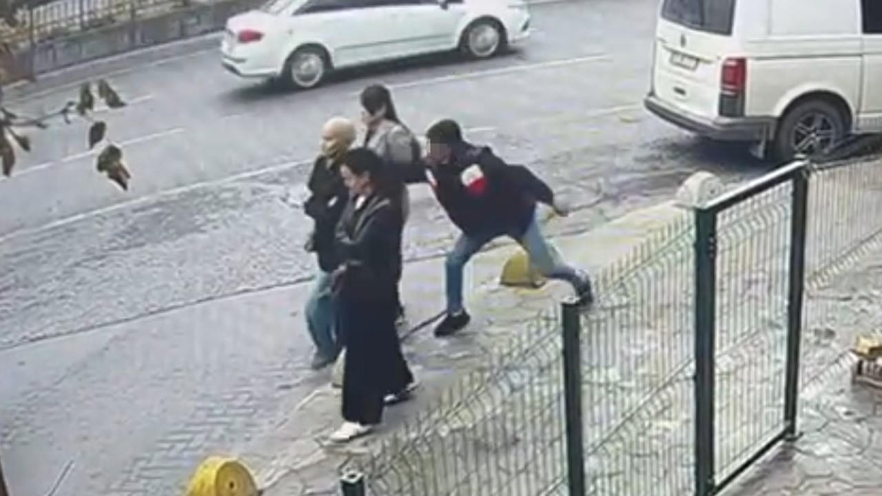 Beyoğlu’nda güpegündüz kapkaç yaptı! O anlar kamerada