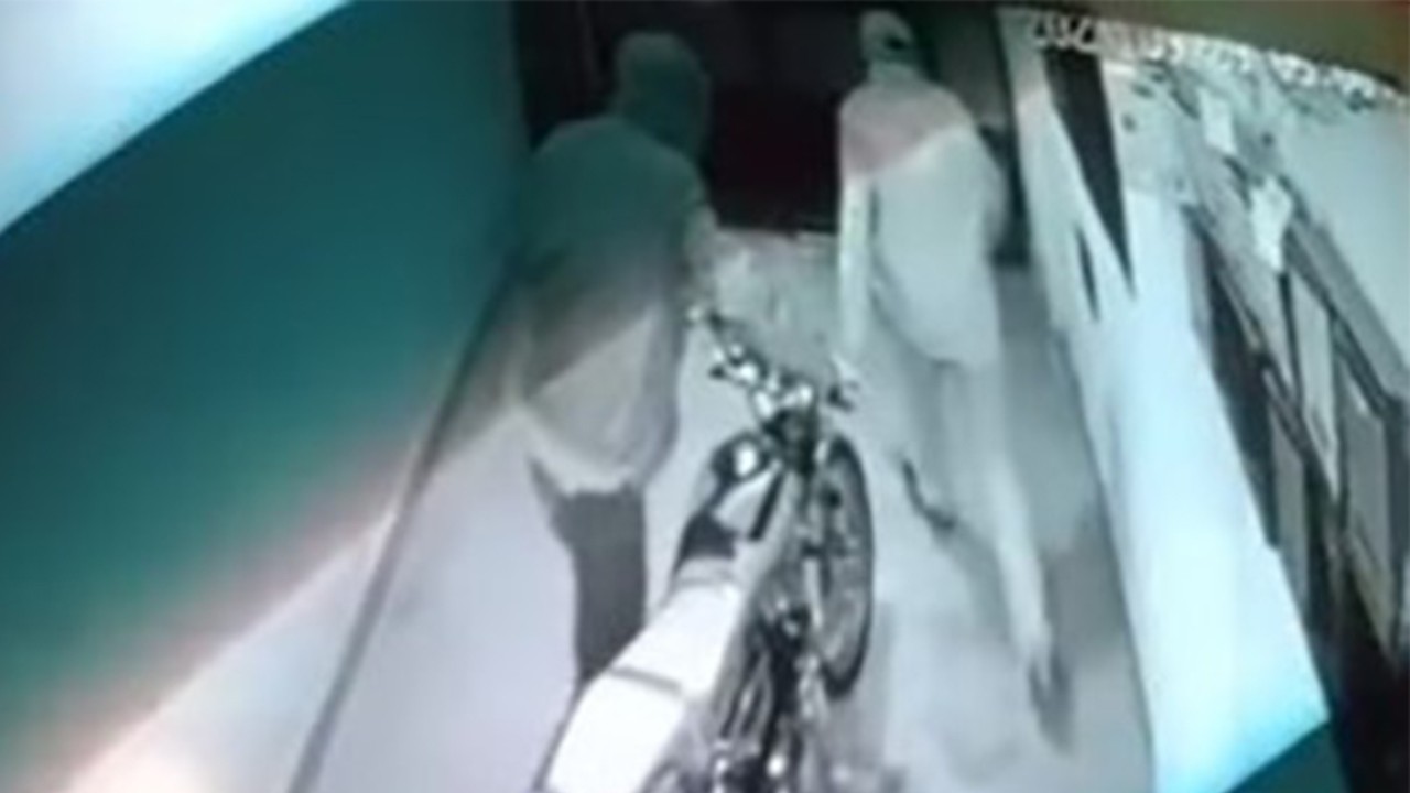 O anlar kamerada! Binadan motosikleti böyle çaldılar