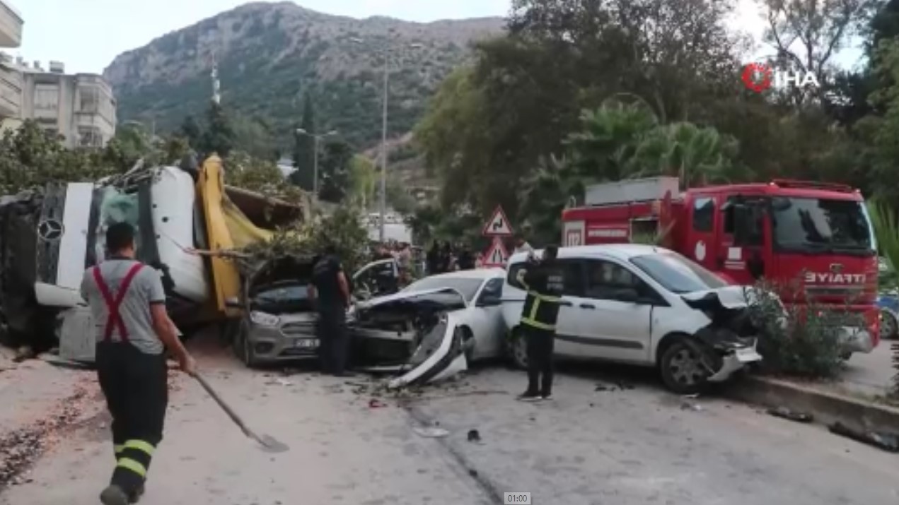 O anlar kamerada! Hafriyat kamyonu 7 otomobili biçti