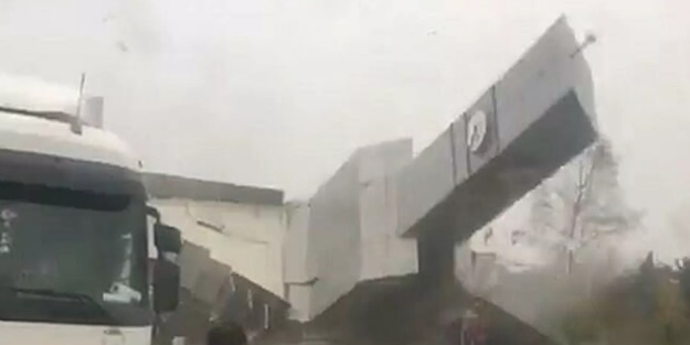 O anlar kamerada! Saat kulesi böyle devrildi