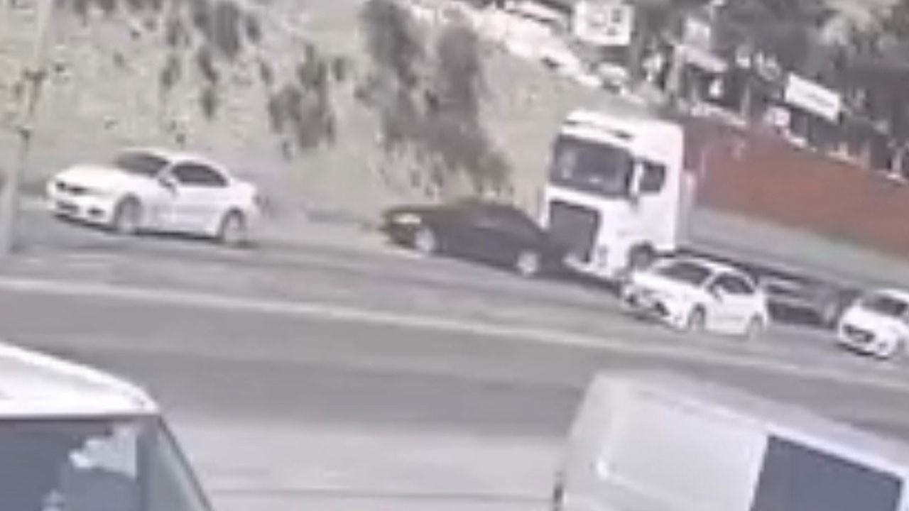 O anlar kamerada! Tır otomobile böyle dehşet yaşattı