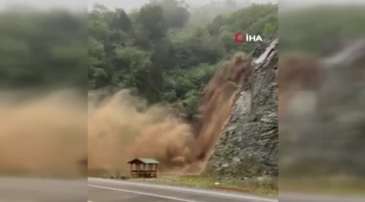 O anlar kamerada! Trabzonda şiddetli yağış dereyi taşırdı