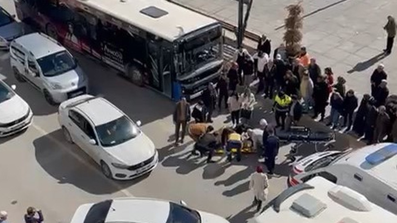 O anlar kamerada! Yola kontrolsüz çıkan kadına otobüs çarptı