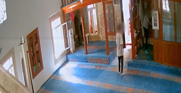 O anlar kameralara yansıdı! Cami hırsızları herkesi böyle şaşırttı