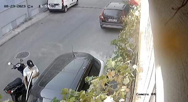 O anlar kameraya yansıdı! Emanet aldığı dolarları böyle çaldırdı