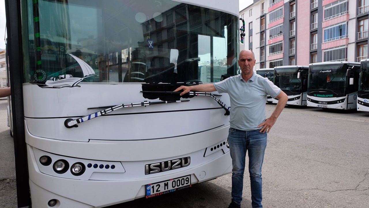 O anlar kameraya yansıdı! Otobüs şoförünü boğa kovaladı