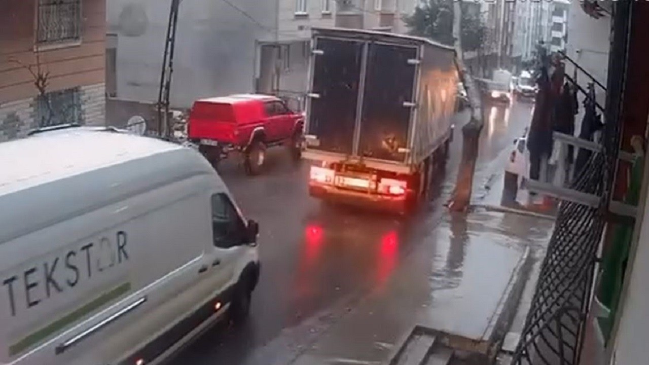 O anlar kameraya yansıdı! Seyir halindeki aracın üzerine ağaç devrildi