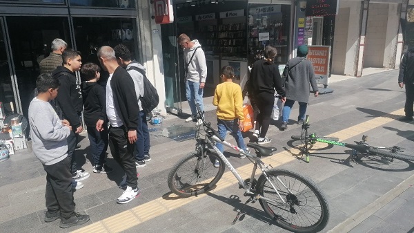 O anlar kaydedildi! Bisikletle vitrine daldı