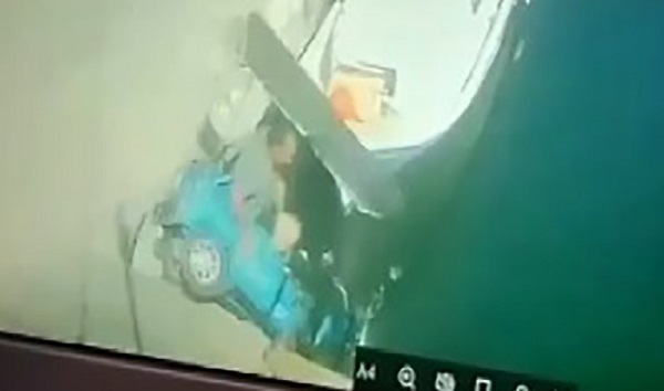 O anlar kaydedildi! Bisikletten denize böyle düştü