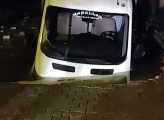 O anlar kaydedildi! Çöken yola kamyonet düştü